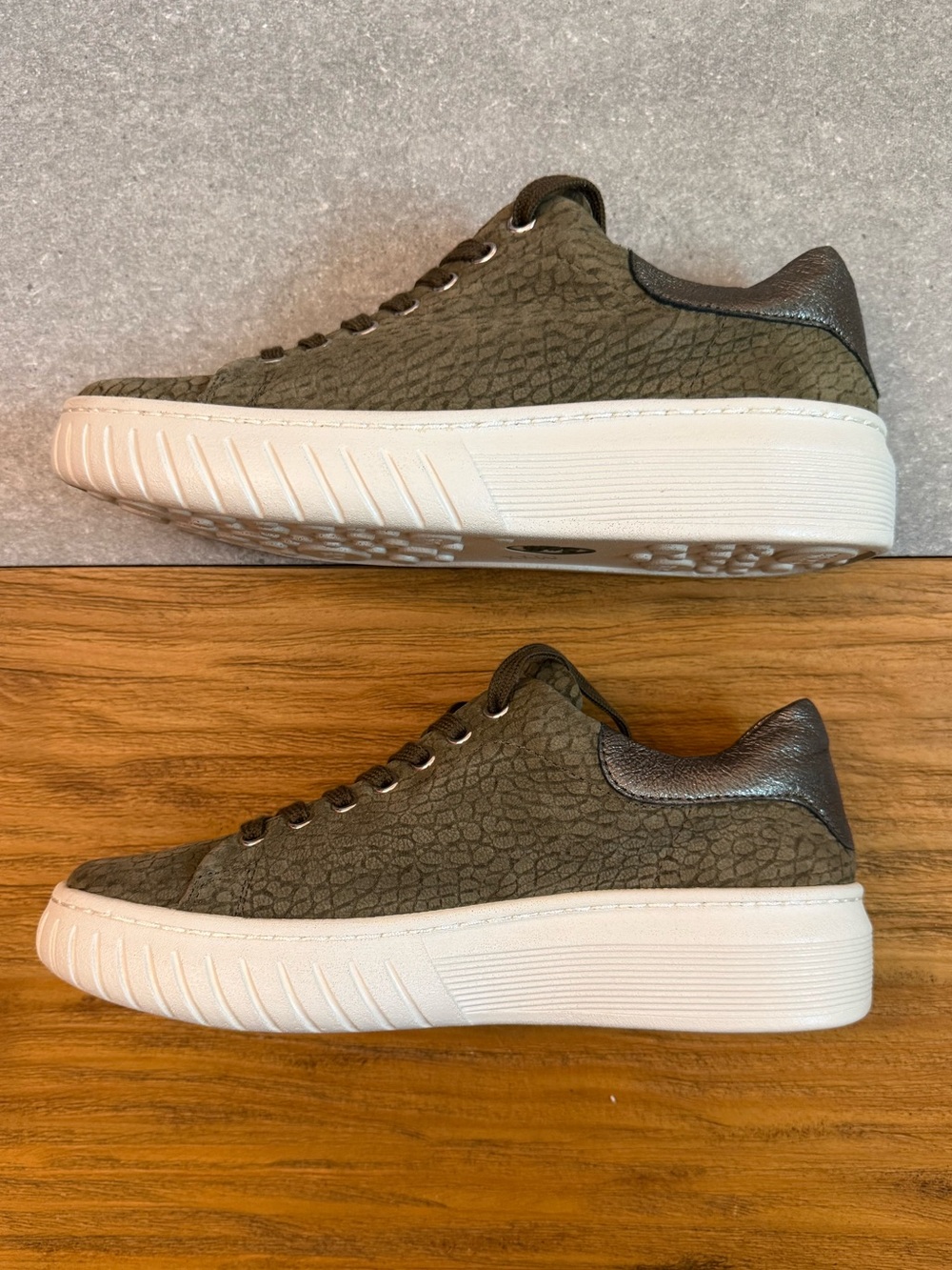Söfft Olive Snake Embossed Platform Sneakers Women’s Size 9.5 - Picture 6 of 11